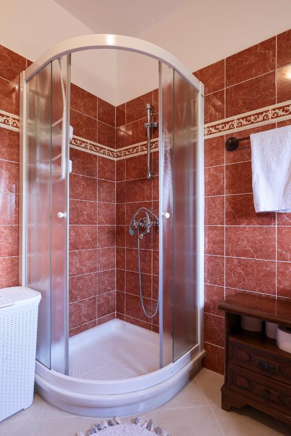 Villa Ena With Pool & Jacuzzi Donji Kasic المظهر الخارجي الصورة